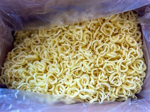 Мучные полоски ЗЕЛЁНЫЕ со вкусом барбекю 76 гр: Луковые кольца 