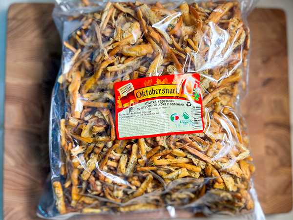 Нитка ЖАРЕНАЯ "Чеснок с зеленью" Oktobersnack 1 кг (сырный продукт) в Солнцево