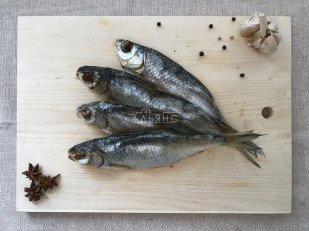 Арахис в глазури со вкусом сметана и зелень: Вобла вяленая астраханская средняя